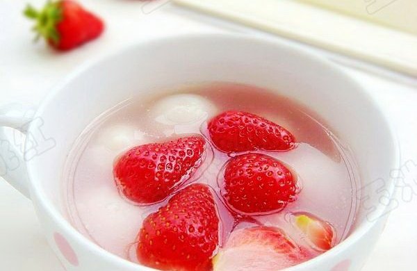 草莓汤圆糖水