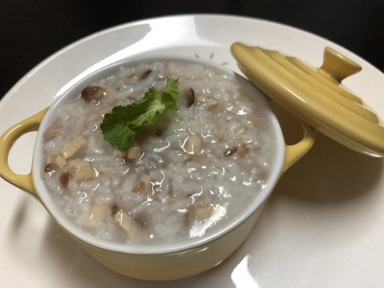 宝宝版香菇鸡肉粥~鸡腿肉版的做法