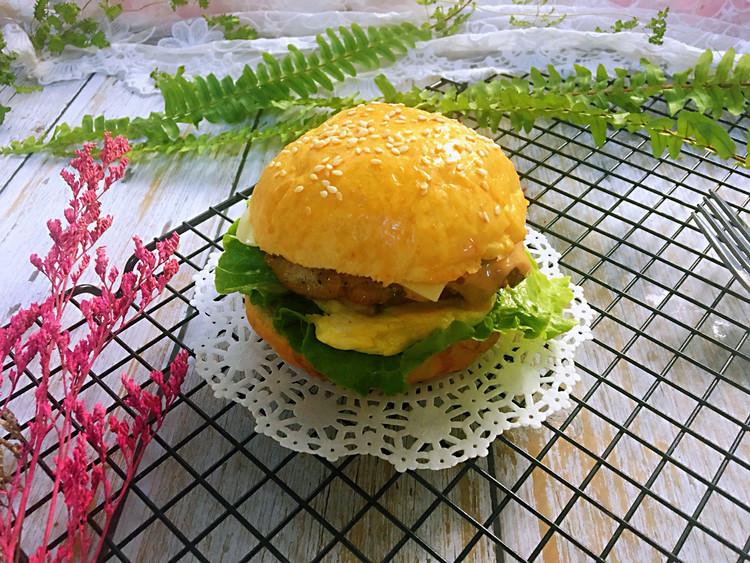 黑椒鸡腿汉堡的做法