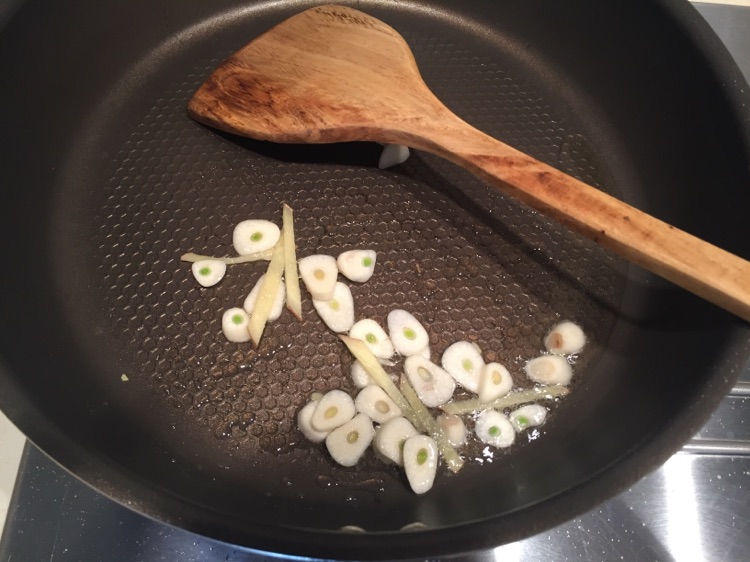 甜豆辣肠的做法图解3