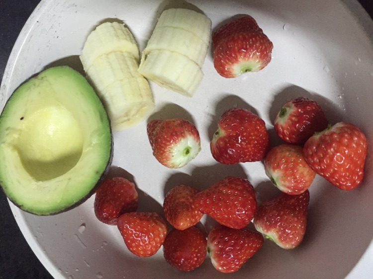 宝宝辅食之牛油果奶昔的做法图解2