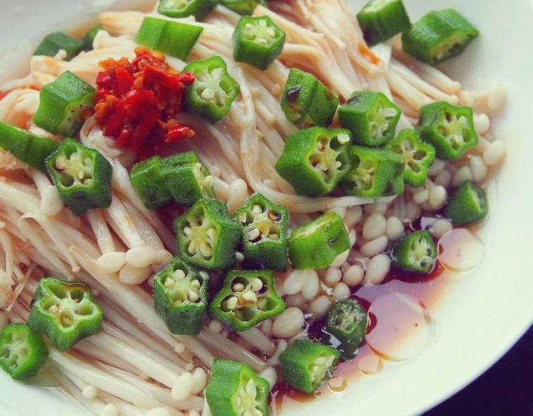 白灼秋葵拼金针菇的做法