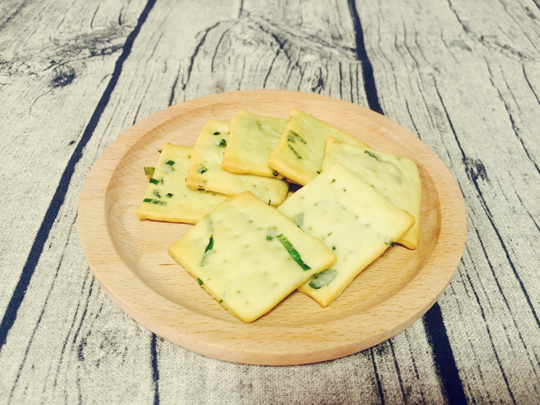 Sugar free scallion soda biscuit