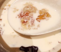 桃胶炖牛奶的做法