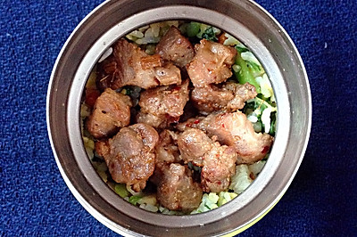 午餐便当 - 青菜咸肉蛋炒饭和炒烤肉