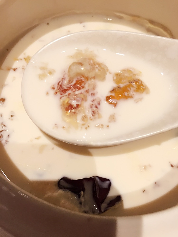 桃胶炖牛奶的做法