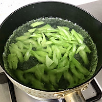 西芹百合炒虾仁，健康绿色低脂的美味的做法图解2