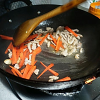 『好色』芦笋胡萝卜炒肉的做法图解2