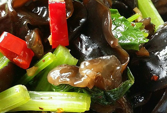 夏季养生开胃菜---黑木耳拌芹菜