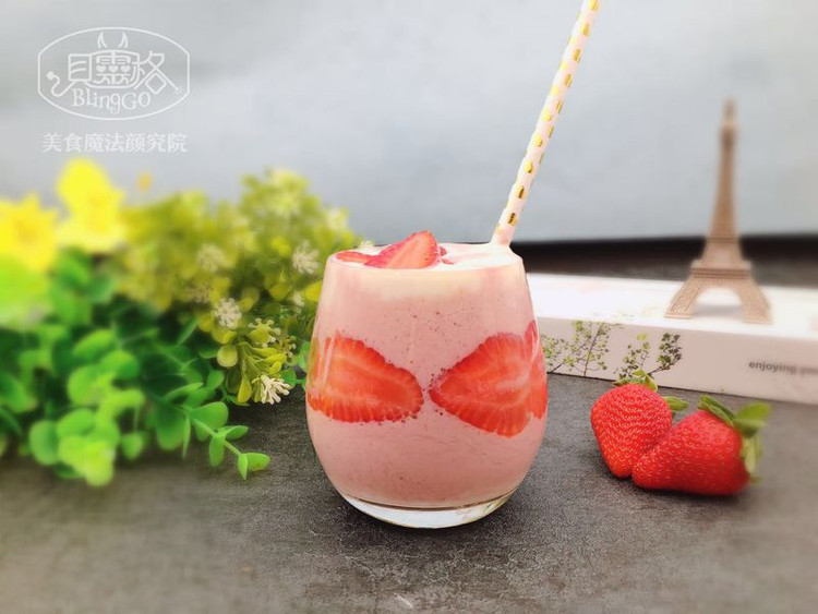【美食魔法】白金级草莓奇异果思慕雪 美美又好喝的做法