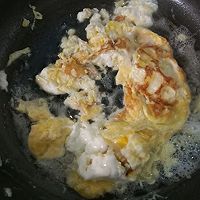 加了太太乐鸡精的洋葱炒蛋的做法图解3