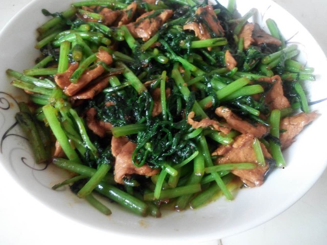 Stir fried pork with chrysanthemum