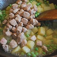 豌豆猪肉土豆丁的做法图解7