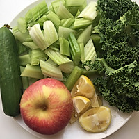 养颜排毒绿色蔬果汁的做法图解1