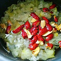 小姨妈雪耳红枣煮桃胶的做法图解5