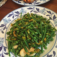 餐桌上的一抹春色小黄瓜花炒豌豆的做法图解2