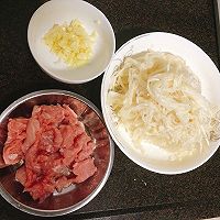 金针菇肉片的做法图解1