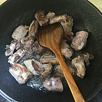 排骨土豆玉米乱炖的做法图解2