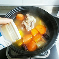 #晒出你的团圆大餐# 玉米胡萝卜骨头汤的做法图解5
