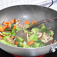 #在家做出五星级牛排#牛肉香菇小油菜的做法图解4