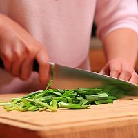 韭菜炒绿豆芽—迷迭香的做法图解1