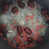 银耳红枣枸杞糖水的做法图解7