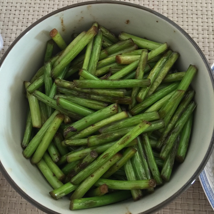 炒蒜苔的做法图解1