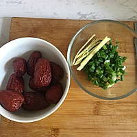 红枣粉条土鸡汤的做法图解2