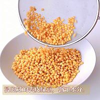 #浓情端午 粽粽有赏#猪肉咸蛋黄裹粽的做法图解9