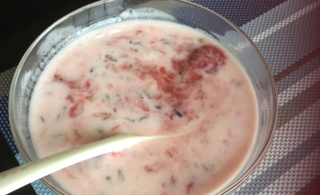 草莓麦粒酸奶