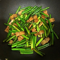 #中秋宴，名厨味#蒜苔小炒肉的做法图解3