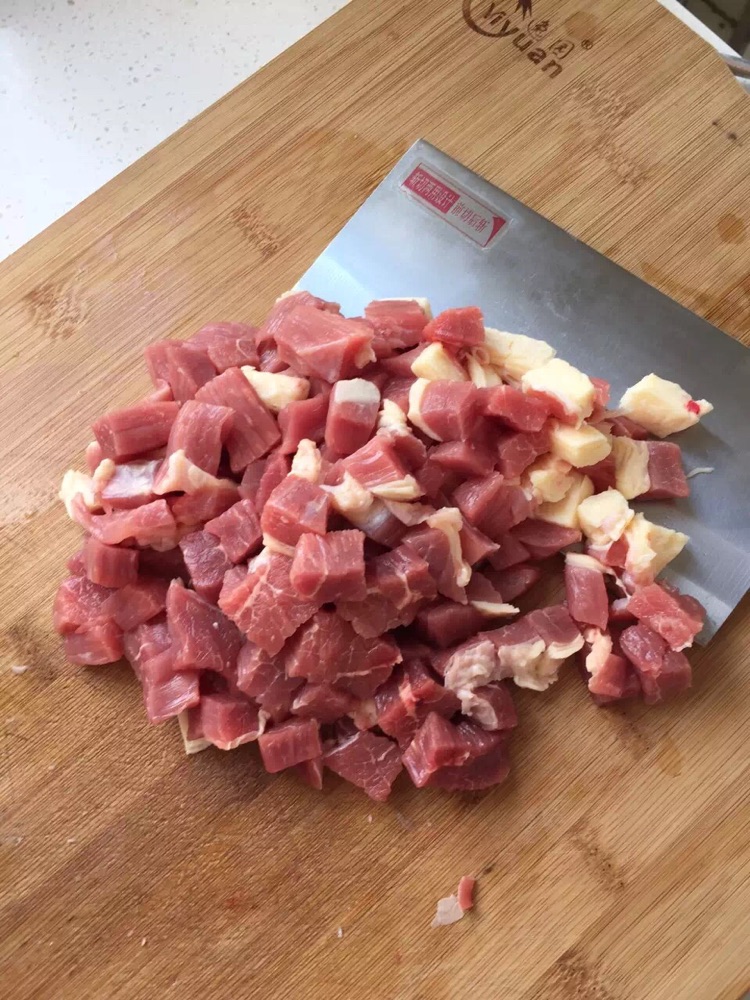 牛肉焖豇豆的做法图解1