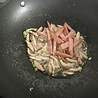 香肠香菇炒圆白菜的做法图解3