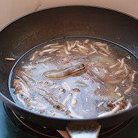 #秋天怎么吃#蟹味菇大虾双鲜汤的做法图解7
