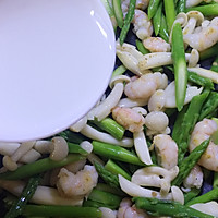 芦笋白玉菇炒虾仁的做法图解6