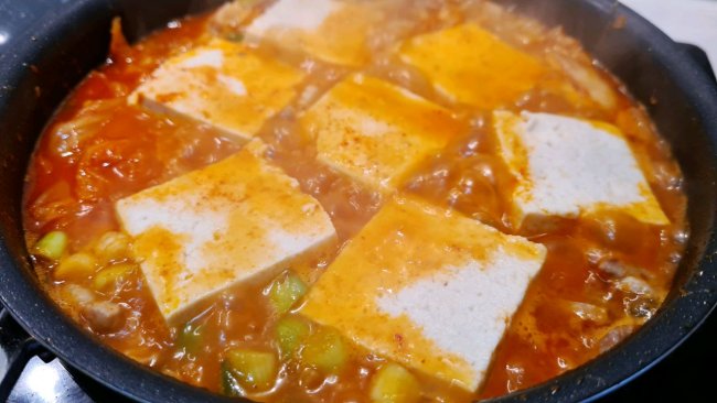 #美食说出“新年好”# 韩式五花肉泡菜锅的做法