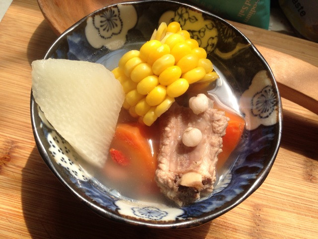 玉米胡萝卜山药排骨汤的做法