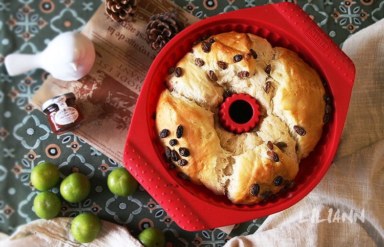 Tear bread with handle