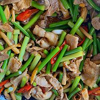 蒜苔蘑菇炒肉的做法图解4