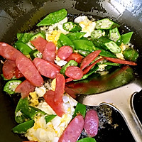 秋葵荷兰豆配台湾肠炒面的做法图解4