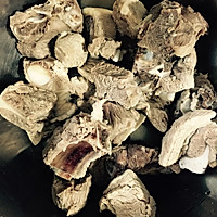 玉米海带排骨汤的做法图解1