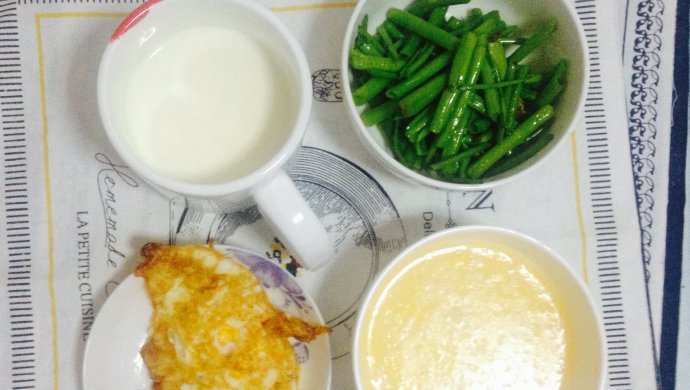 【健身餐】煎鸡蛋+小炒空心菜+清蒸玉米片+牛奶