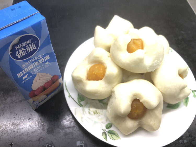 蛋黄奶油露馅包的做法