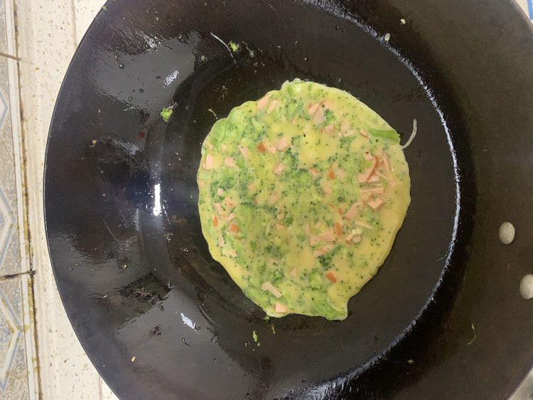 营养又美味：西兰花火腿鸡蛋饼的做法