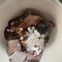 啫啫鲈鱼煲的做法图解3