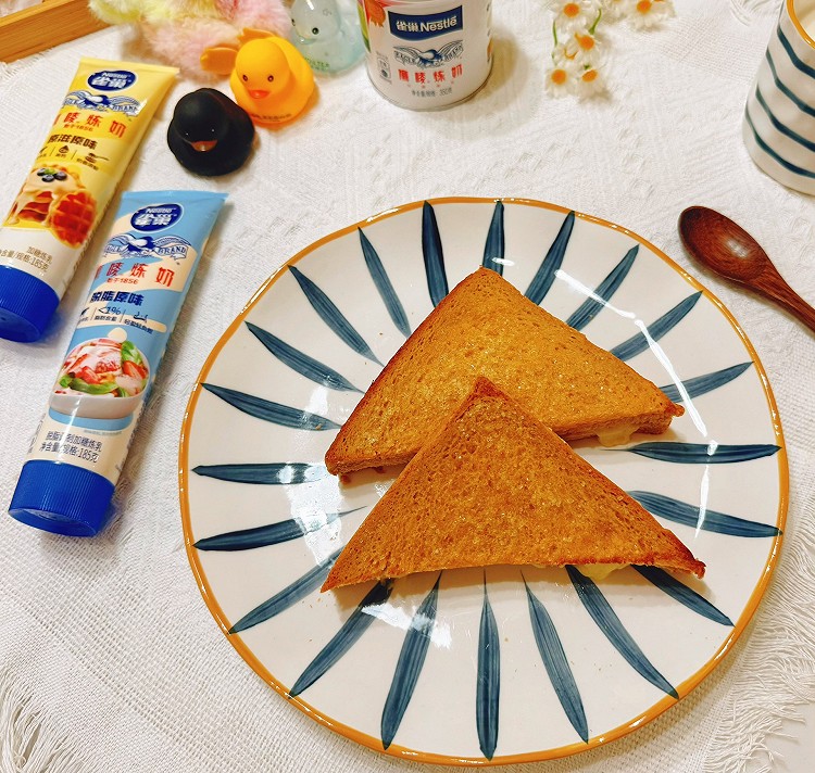 早餐！炼奶芝士夹心吐司的做法