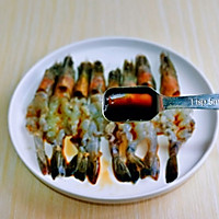 #餐桌上的春日限定#蒜蓉粉丝蒸黑虎虾的做法图解6