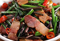 韭薹蕨菜炒腊肉，时鲜的蕨菜，这样炒风味赞！的做法