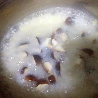 超鲜虾仁蘑菇菜粥的做法图解2