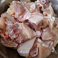 鸡肉酸菜海鲜锅的做法图解1